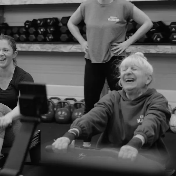 Adhérentes au rameur, en plein fou rire avec leur coach