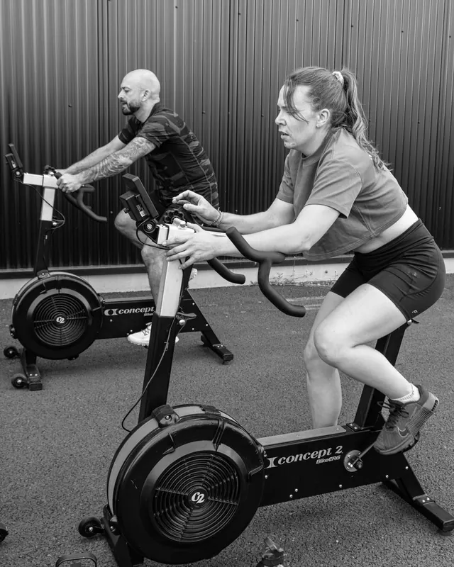 Deux adhérents en plein effort sur vélos BikeErg