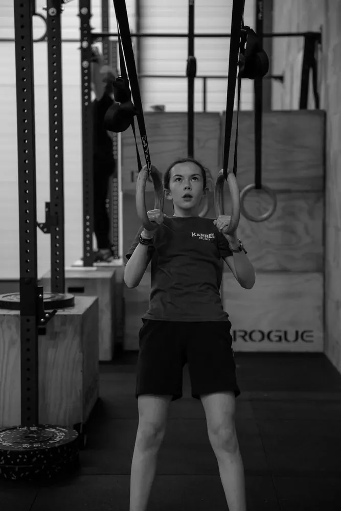 Jeune athlète aux anneaux de gymnastique